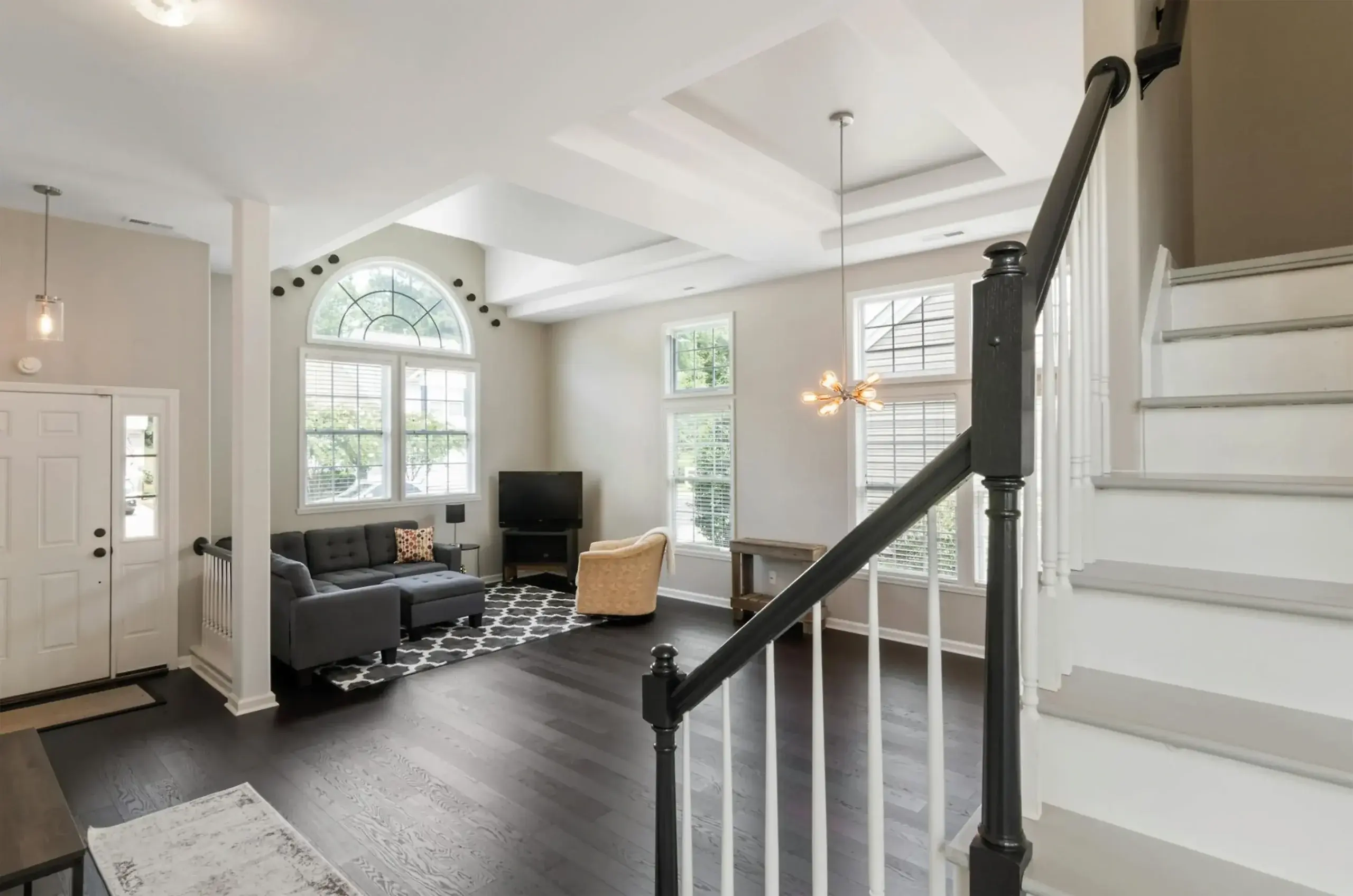 Helles Wohnzimmer in Altbauwohnung mit Sofa und Essbereich